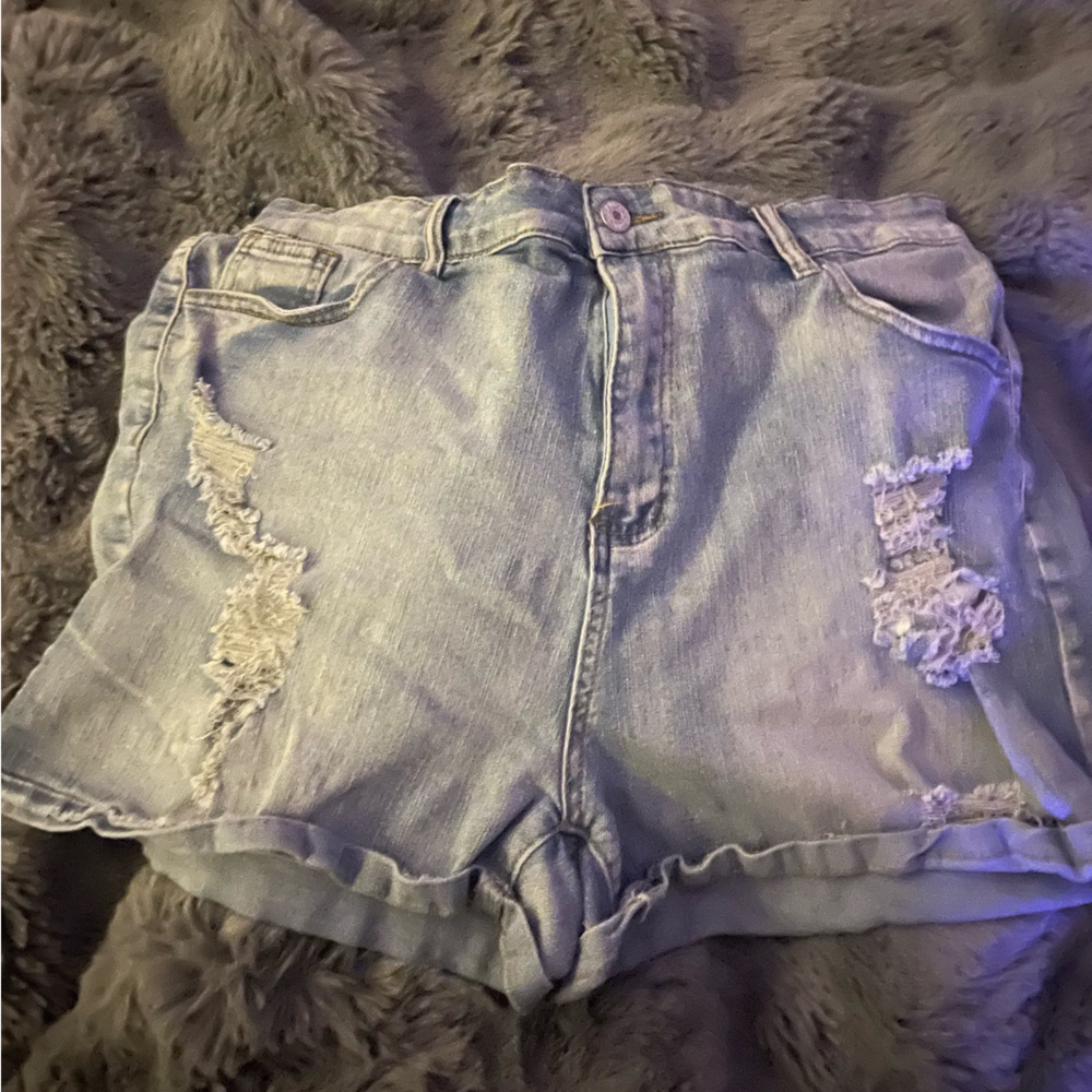 Cute light wash high wasted jorts!